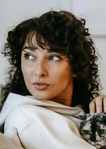 Poszłam do sklepu jubilerskiego i poprosiłam syna o zaledwie dwadzieścia euro na mleko... ale kiedy właściciel zobaczył mój stary pierścionek z zielonym kamieniem, jego ręce zaczęły się trząść - a ja w tamtym momencie nie mogłam sobie nawet wyobrazić, że ten mały przedmiot zmieni nasz los na zawsze.