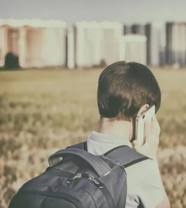 Przez dziesięć lat syn milionera żył w całkowitej ciszy. Lekarze mówili, że nie ma nadziei. Aż pewnego dnia nowa gosposia zauważyła coś, czego nikt wcześniej nie dostrzegł… i to, co wyjęła z jego ucha, zostawiło całą rodzinę w osłupieniu.