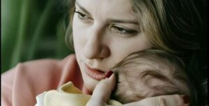 — Oddaj jedno do sierocińca. Troje nie udźwigniemy — rzucił obojętnie, ledwie rzucając okiem na dzieci.