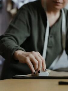 Macocha i przybrana siostra traktowały mnie jak służącą i nazywały bezużyteczną – aż pewnej nocy sprawiłam, że pożałowały każdego wypowiedzianego słowa