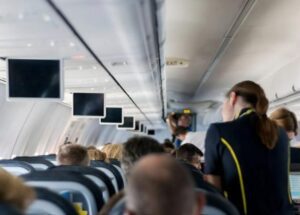 Stewardesa zauważyła, jak 10-letni chłopiec pokazuje palcami dziwny znak – kilka minut później samolot awaryjnie lądował