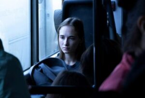 Starsza kobieta w autobusie zaczęła ubliżać młodej dziewczynie i obrażać jej rodziców, ale wtedy dziewczyna zrobiła coś niespodziewanego.