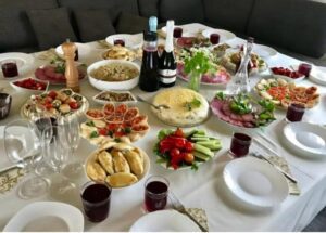 Na baby shower weszła kobieta w ciąży i nazwała mojego męża „kochanie”. Zamarłam. Potem spojrzała prosto na mnie i powiedziała: „Jestem jego żoną i noszę jego dziecko”. Pokazała mi zdjęcia, SMS-y, a nawet akt ślubu. Wszyscy jej uwierzyli. Zaczęli obwiniać mojego męża, dopóki nie zadałam jednego prostego pytania.