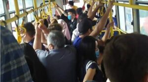 Nakrzyczałam na mężczyznę w autobusie: „Nie dotykaj mojego syna!”, a potem spojrzałam na jego ręce i zamarłam z przerażenia... Czy to możliwe...