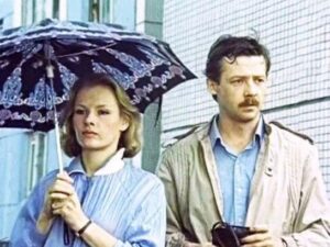 Niedzielny tata... — Gdzie jest moja córka? — powtórzyła Olesia, czując, jak zębami szczęka jej nie wiadomo czy ze strachu, czy z zimna.