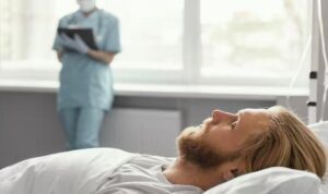 Kobieta zainstalowała kamerę w sali męża i nie mogła zmrużyć oka — to, co zobaczyła, sprawiło, że płakała do rana.