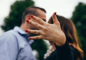 Ethan przemierzył ponad tysiąc kilometrów, by ratować siostrę, i znalazł kobietę przerażoną, z siniakami na nadgarstkach, w domu, który od lat przestał się uśmiechać.