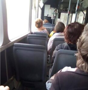 Starsza kobieta w autobusie zaczęła ubliżać młodej dziewczynie i obrażać jej rodziców, ale wtedy dziewczyna zrobiła coś niespodziewanego.