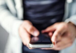 Złośliwy ekspedient w luksusowym salonie ślubnym wyśmiewa ubiór kobiety, która… wychodzi za milionera