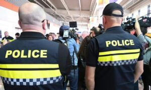 Stewardesa zauważyła, jak 10-letni chłopiec pokazuje palcami dziwny znak – kilka minut później samolot awaryjnie lądował