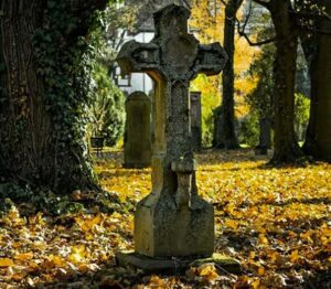 Zauważywszy przy grobie córki małą dziewczynkę, staruszka powoli podeszła… I nagle, zbliżywszy się, cofnęła się z przerażeniem.