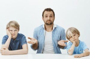 Niedzielny tata... — Gdzie jest moja córka? — powtórzyła Olesia, czując, jak zębami szczęka jej nie wiadomo czy ze strachu, czy z zimna.