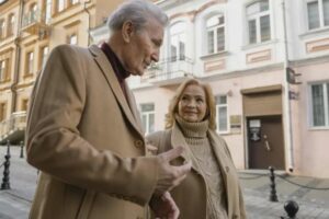 Mój mąż od 53 lat zaczął wracać późno do domu — Pewnego wieczoru go śledziłam, a finał był bolesny
