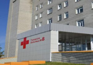 Chirurg przeprowadził bezdomnej migrantce operację za darmo i w efekcie stracił wszystko — stanowisko, reputację i karierę. A potem...