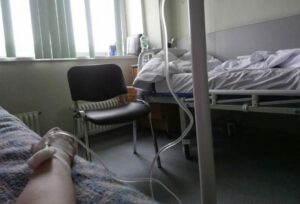 Kobieta zainstalowała kamerę w sali męża i nie mogła zmrużyć oka — to, co zobaczyła, sprawiło, że płakała do rana.