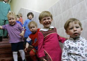 Kuzyn mojego ojczyma zabrał nas z sierocińca. Ta 20-letnia dziewczyna zrobiła wszystko, co możliwe, aby wszystko w naszym życiu było dobre!