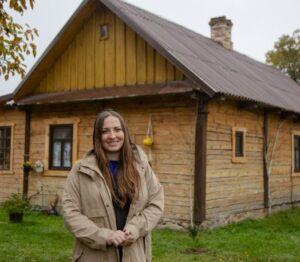 Po otrzymaniu spadku wyjechała w sam środek lasu, ku szyderstwom byłego męża. A kiedy dowiedział się, co dokładnie otrzymała w spadku…