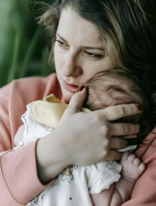 Moja teściowa nalegała, żebym przestała karmić piersią mojego pięciotygodniowego synka — zbledłam, gdy poznałam prawdziwy powód.