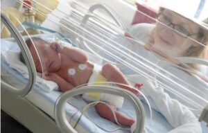 Położna wypchnęła ciężarną dziewczynę za drzwi sali porodowej, rzucając na odchodne: „Rodź na ulicy”. A potem...