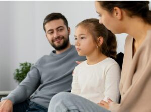 Niedzielny tata... — Gdzie jest moja córka? — powtórzyła Olesia, czując, jak zębami szczęka jej nie wiadomo czy ze strachu, czy z zimna.