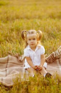 Małżeństwo przyszło do schroniska, aby adoptować dziewczynkę. Mąż oniemiał, gdy zobaczył na dziecku znajomy wisiorek...