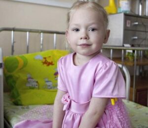 Małżeństwo przyszło do schroniska, aby adoptować dziewczynkę. Mąż oniemiał, gdy zobaczył na dziecku znajomy wisiorek...