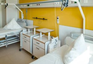 Kobieta zainstalowała kamerę w sali męża i nie mogła zmrużyć oka — to, co zobaczyła, sprawiło, że płakała do rana.