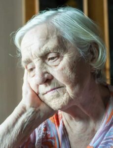 Poruszająca historia...„Teraz nikomu już nie jestem potrzebna” – westchnęła sąsiadka Zina, siedząc na ławce. A miesiąc później to ja woziłam ją po szpitalach i podgrzewałam dla niej domowy barszcz.