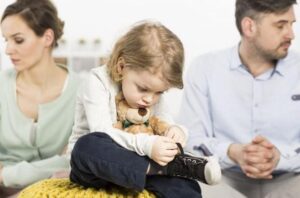 Niedzielny tata... — Gdzie jest moja córka? — powtórzyła Olesia, czując, jak zębami szczęka jej nie wiadomo czy ze strachu, czy z zimna.