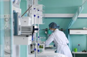 Kobieta zainstalowała kamerę w sali męża i nie mogła zmrużyć oka — to, co zobaczyła, sprawiło, że płakała do rana.