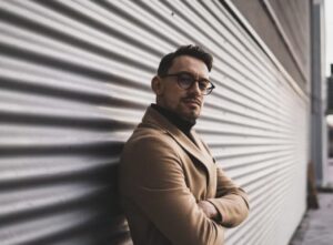 Starsza kobieta rzuca pracę życia po kłótni z szefem, wkrótce wraca do biura, by go... zwolnić