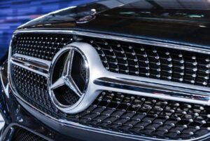 Mój mąż zażądał, żebym zapłaciła za Mercedesa, którego rozbił podczas jazdy próbnej — ale prawda, którą wkrótce odkryłam, była o wiele mroczniejsza.