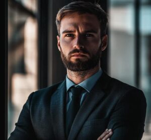 Oligarcha w tajemnicy śledził swoją sprzątaczkę po pracy — to, co zobaczył, odmieniło jego życie.