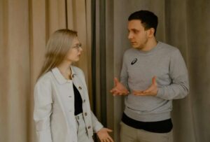 Mój mąż powiedział mi, żebym zaczęła chodzić pieszo do pracy, żeby „oszczędzać na benzynie” – okazało się, że wysyłał te pieniądze swojej byłej, by ukryć znacznie mroczniejszy sekret.