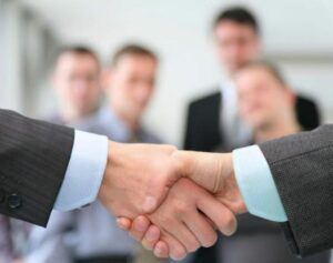 Sierota przyjęła trójkę dzieci zmarłego przyjaciela. Wszyscy oskarżali się nawzajem, aż rok później wydarzyło się coś nieoczekiwanego.