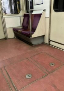 — Nikt cię nie nauczył, że starszym trzeba ustępować miejsca?! — krzyczała pasażerka w metrze. Ale chłopak odpowiedział w sposób, którego nikt się nie spodziewał.