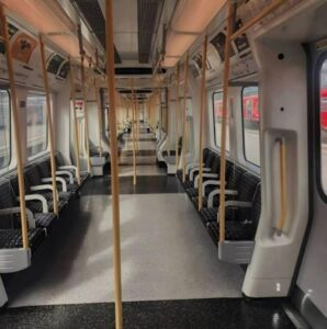 — Nikt cię nie nauczył, że starszym trzeba ustępować miejsca?! — krzyczała pasażerka w metrze. Ale chłopak odpowiedział w sposób, którego nikt się nie spodziewał.