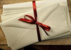 Kobieta codziennie wręczała listonoszowi list zaadresowany zawsze tak samo, ale nigdy nie dostawała odpowiedzi: listonosz postanowił dowiedzieć się, co się dzieje, i odkrył coś niezwykłego…