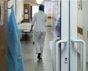 „Kiedy w końcu cię już nie będzie?”, wyszeptała przy szpitalnym łóżku moja synowa, nie wiedząc, że słyszę każdy jej oddech, a mały dyktafon wszystko skrzętnie nagrywa…