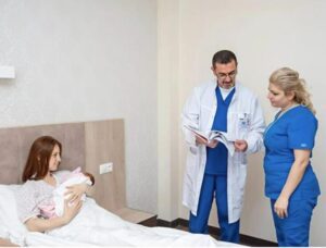 Mąż wyrzucił mnie i naszą nowo narodzoną córkę przez podłość teściowej – musiałam się zemścić i oto, co się stało…