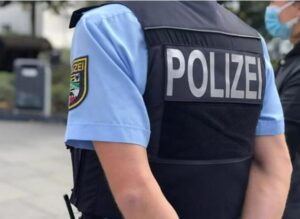 Sierżant zobaczył dziewczynkę z różowym plecakiem pośrodku ulicy w deszczu — gdy dostrzegła policjanta, porzuciła plecak i uciekła. To, co odkrył w środku, zmroziło mu krew w żyłach…