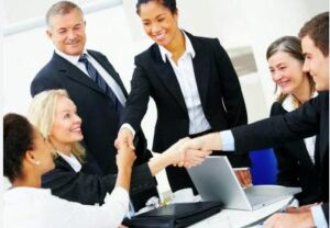 Biznesmen zaprosił na spotkanie kobietę udającą jego narzeczoną – wszystko po to, by ujawnić zdrajcę, który po cichu niszczył jego firmę… To, co stało się później....