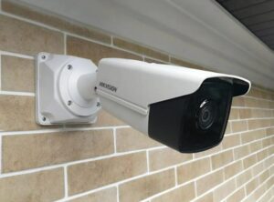 Dziewczynka powiedziała policjantom, że widziała mężczyznę w masce pod swoim łóżkiem — nikt jej nie uwierzył, dopóki nie sprawdzili nagrań z monitoringu.
