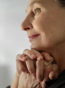 Mój mąż chciał wysłać moją chorą mamę do domu opieki, podczas gdy jego matka mieszkała u nas za darmo — więc dałam mu ostatnią lekcję