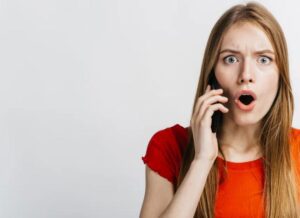 Nieznajoma obroniła staruszka w pociągu, rozganiając chuliganów. Kiedy przyszła poznać rodziców swojego chłopaka, zamarła – przy stole siedział ten sam uratowany mężczyzna.