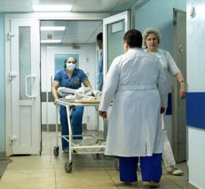 — Mamo… to właśnie ty mnie uratowałaś! Chwytałam każdy dźwięk twojego głosu i szłam za nim, jak za światłem — wyszeptała Złata, a jej głos drżał niczym płomień świecy na wietrze.