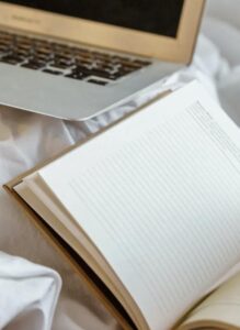 Sierżant zobaczył dziewczynkę z różowym plecakiem pośrodku ulicy w deszczu — gdy dostrzegła policjanta, porzuciła plecak i uciekła. To, co odkrył w środku, zmroziło mu krew w żyłach…