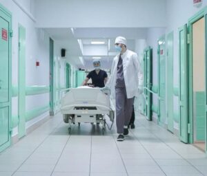 — Mamo… to właśnie ty mnie uratowałaś! Chwytałam każdy dźwięk twojego głosu i szłam za nim, jak za światłem — wyszeptała Złata, a jej głos drżał niczym płomień świecy na wietrze.