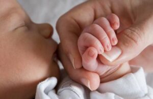 – Oddajcie dziecko do sierocińca! – zażądała matka od córki w szpitalu położniczym. Wszyscy z wrażenia otworzyli usta ze zdumienia, słysząc słowa pielęgniarki oddziałowej.