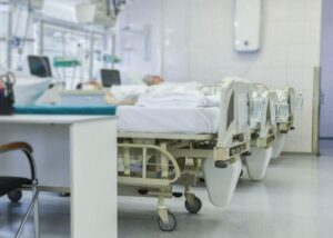 — Mamo… to właśnie ty mnie uratowałaś! Chwytałam każdy dźwięk twojego głosu i szłam za nim, jak za światłem — wyszeptała Złata, a jej głos drżał niczym płomień świecy na wietrze.